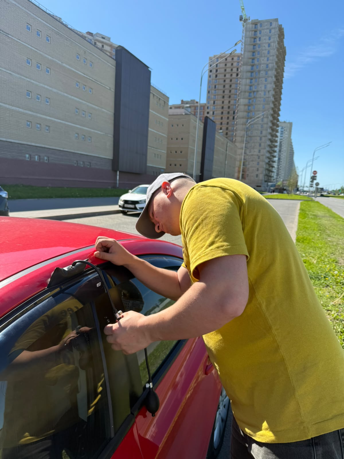 Аварийное вскрытие автомобиля мастером в Песочном